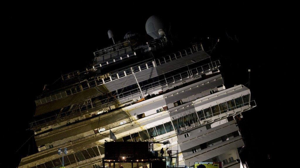 Wrack der Costa Concordia ist aufgerichtet
