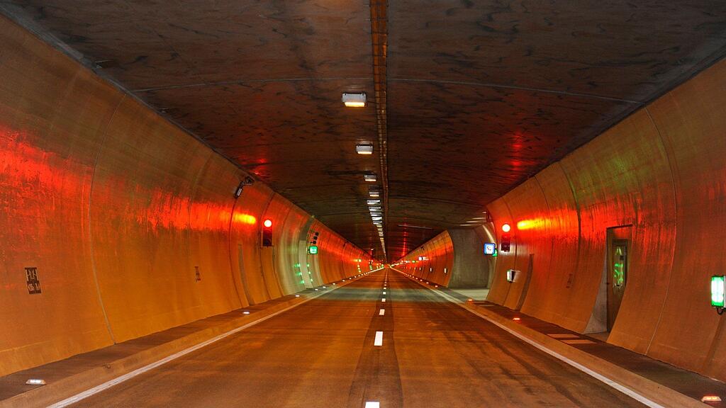 Vorbereitet wird diese Szenerie in Fahrtrichtung Salzburg ab 20 Uhr abends, der Tunnel muss dafür gesperrt werden, in Folge auch die Fahrtrichtung Villach ab 20.45 Uhr, weil die „Verletzten“ über die Querschläge und die zweite nicht verrauchte Tunnelröhre geborgen werden.