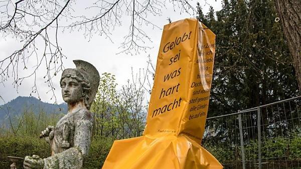 Die Plane ziert ein Nietzsche-Zitat