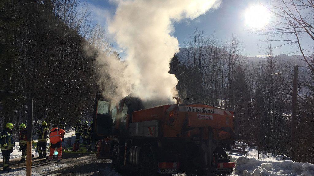 Winterdienst-Fahrzeug in Brand