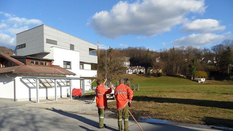 Wetterballon in Stromleitung
