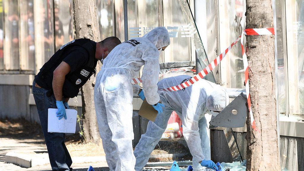 Marseille: Auto rast in Bushaltestelle