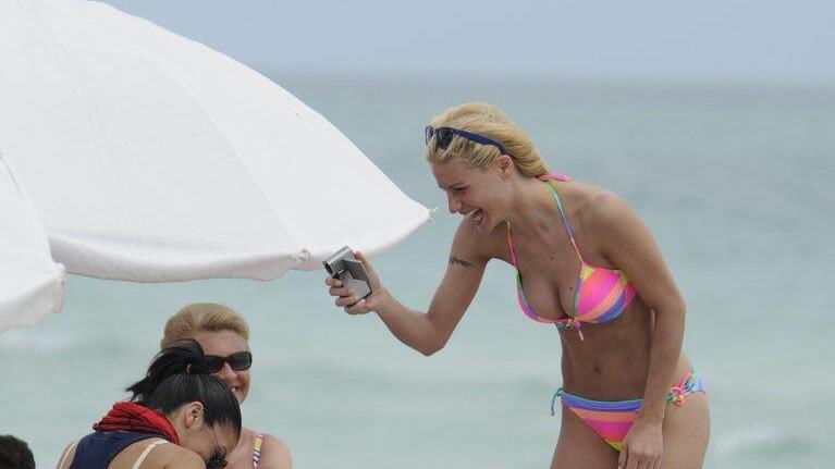 Michelle Hunziker am Strand