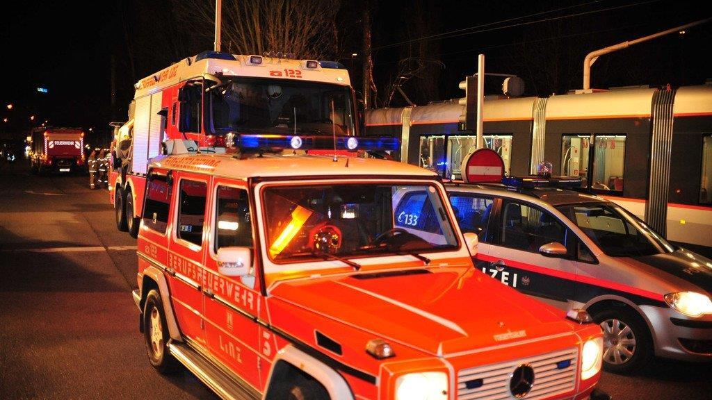 Rettungsauto prallt in Bim