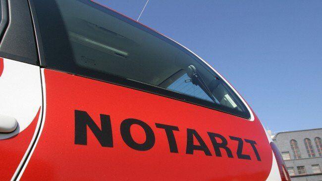 Ein Notarzt versorgte die Frau am Unfallort. (Symbolbild)