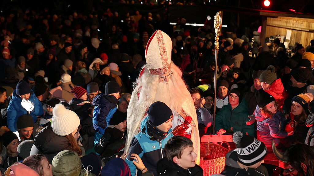 Anifer Krampuslauf am Dorfplatz