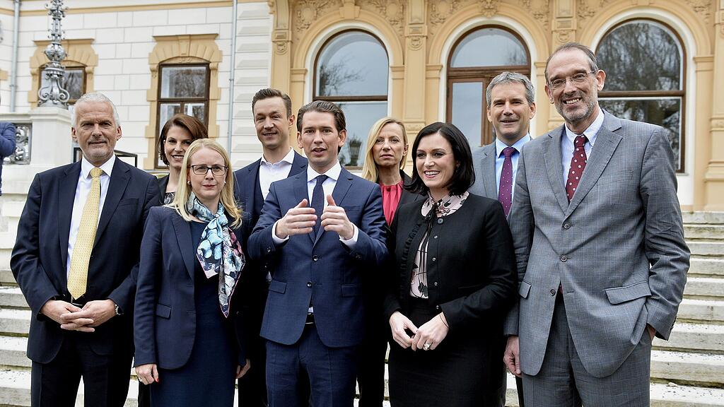 Karoline Edtstadler (2.v.li.) wird Staatssekretärin für die ÖVP.