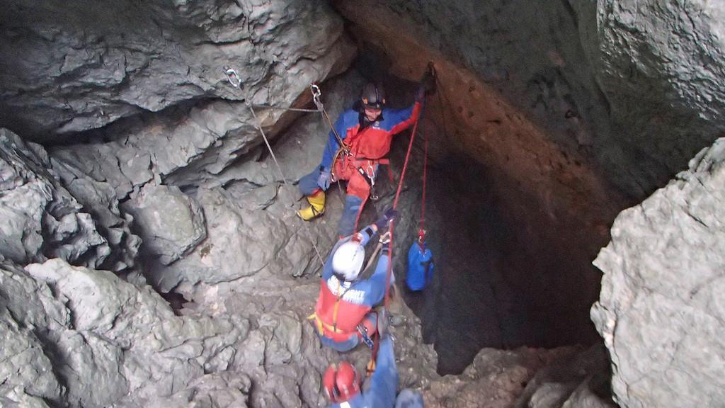 Höhlenretter säubern Riesending-Höhle