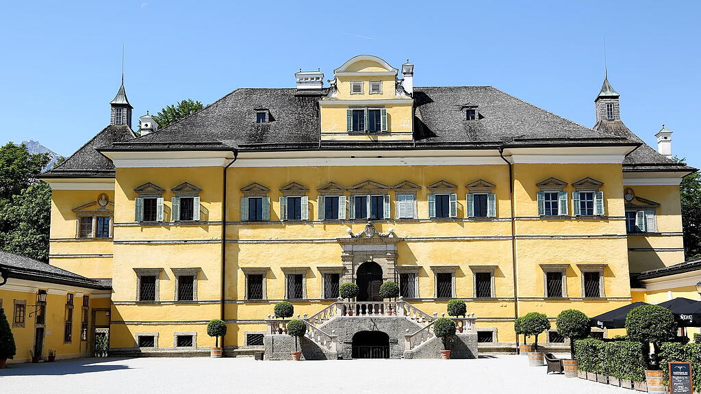 Sommerwetter: Salzburger stürmen Hellbrunn
