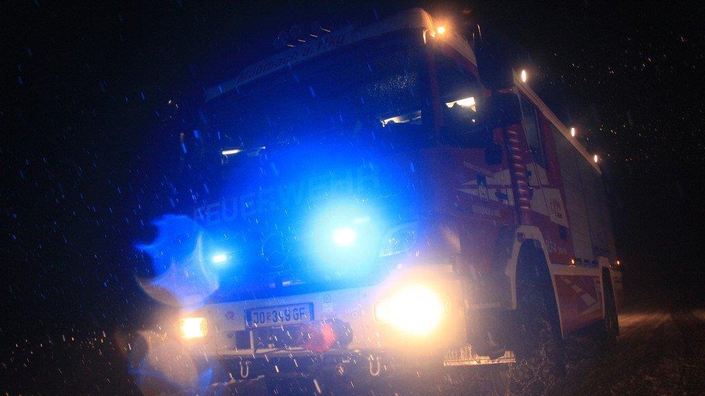 Pkw stürzt 25 Meter ab
