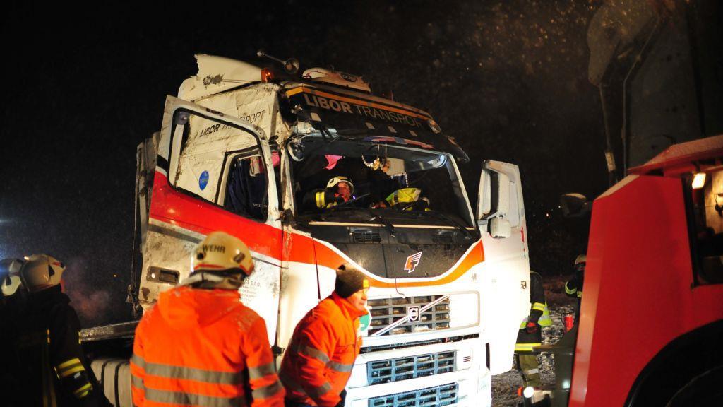 Lkw kippt um