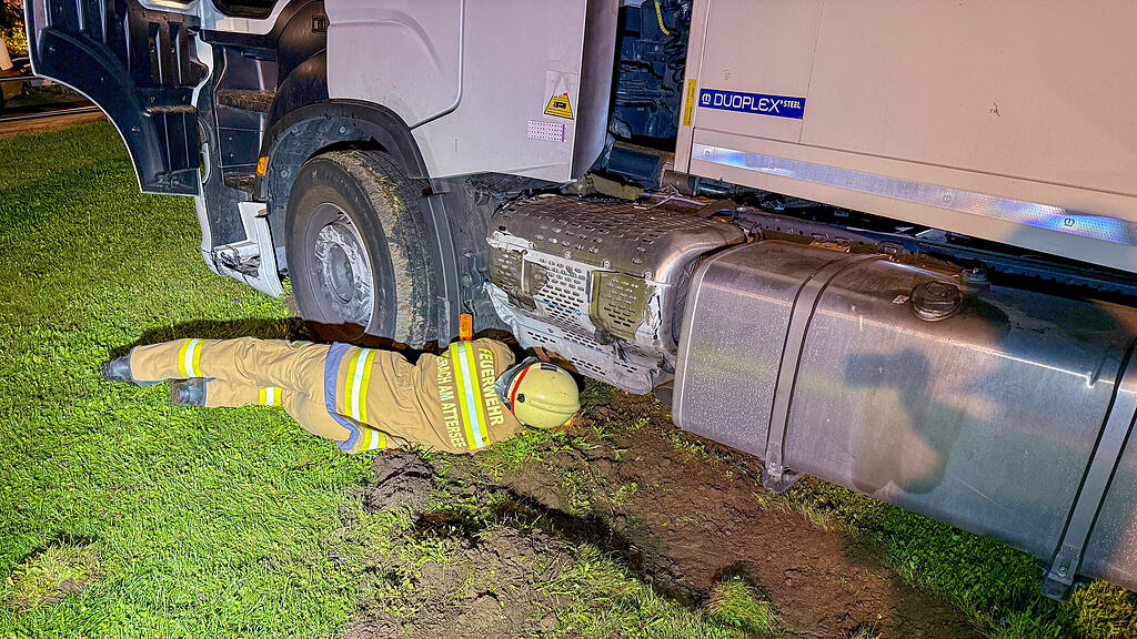 Feuerwehren befreien in Wiese versunkenen Lkw in Ort am Mondsee