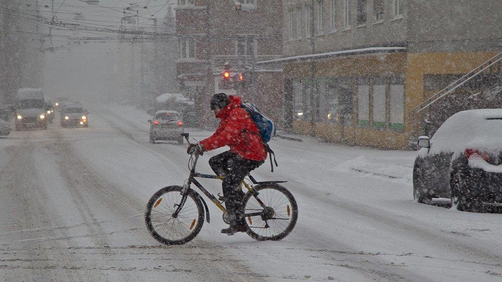 Schnee sorgt für Unfälle und Verkehrschaos: Schneefahrbahn in der Stadt Salzburg