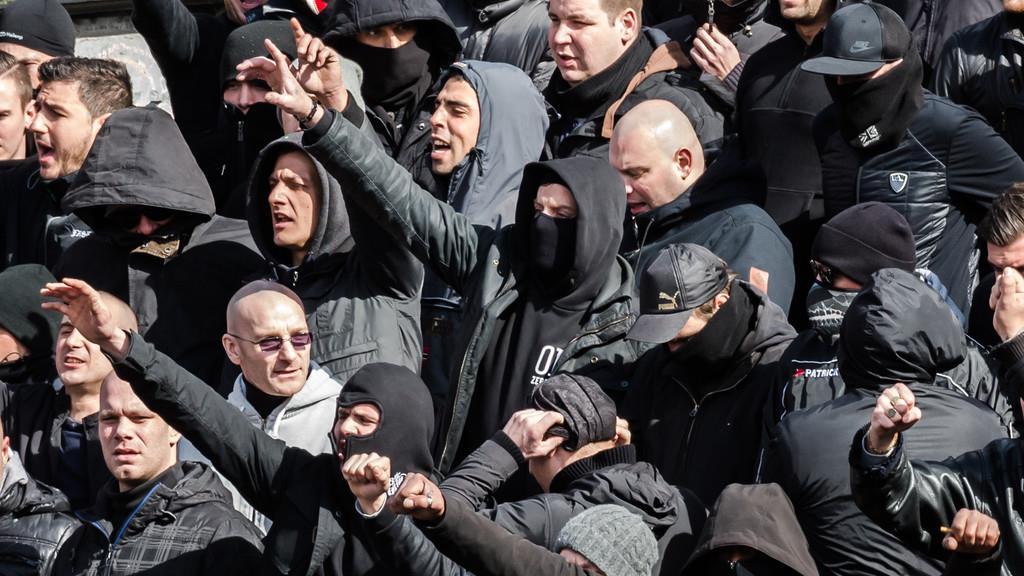 Hooligans randalieren in Brüssel