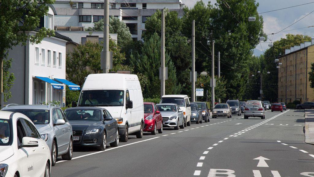 Fünf Verletzte bei Auffahrunfall in Münchner Bundesstraße