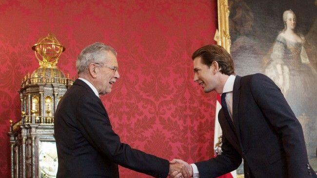 Van der Bellen (li.) wird Kurz mit der Regierungsbildung beauftragen.
