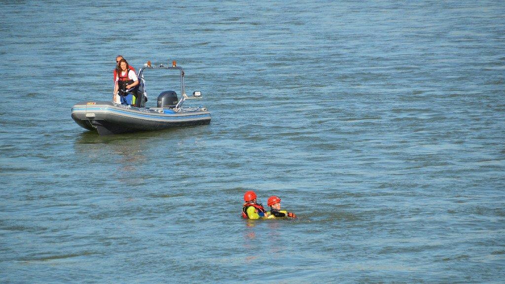 Übung der Wasserrettung, II