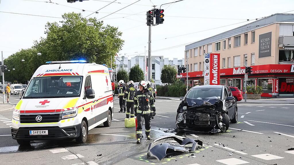 Stau nach Unfall auf Alpenstraße