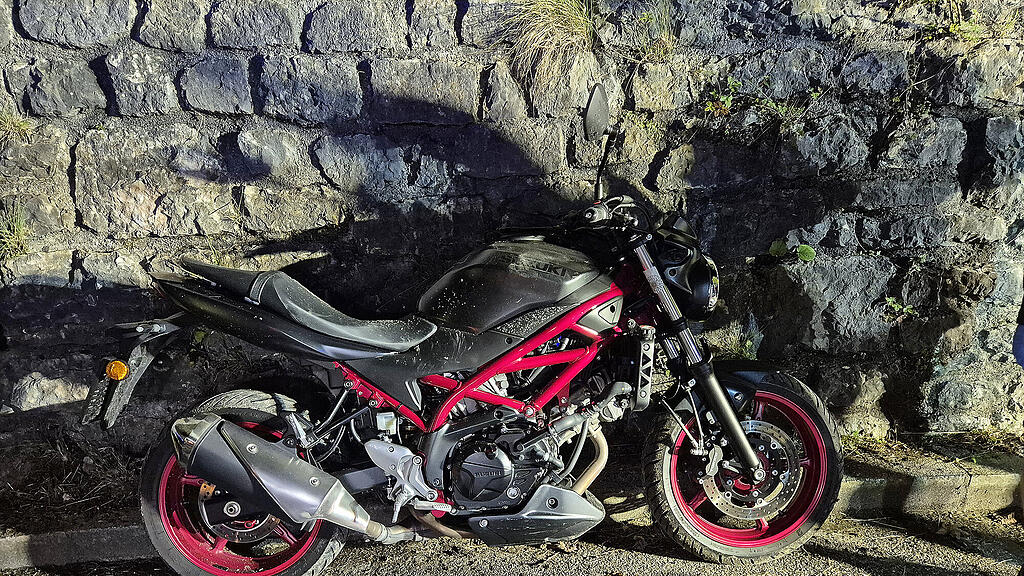 Motorradfahrer aus Salzburg prallt in Bayern gegen Felsmauer