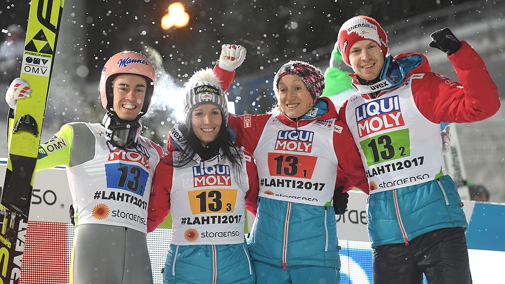 Im Bild (v.l.): Stefan Kraft, Jacqueline Seifriedsberger, Daniela Iraschko-Stolz und Michael Hayböck jubeln über WM-Silber.