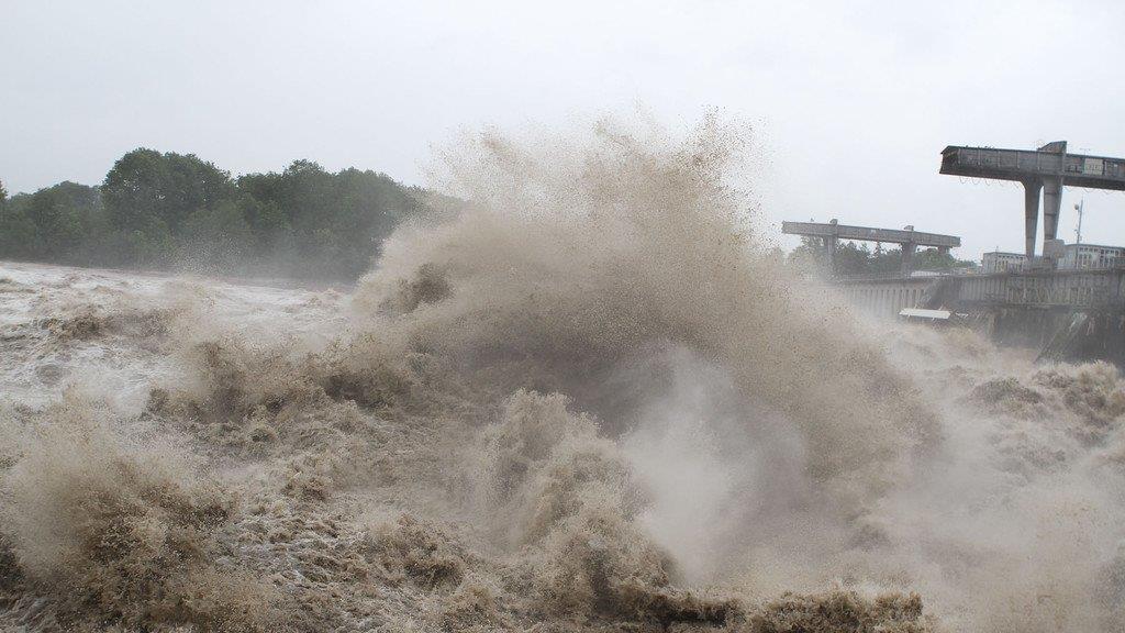 Hochwasser: Abtransporte im Kraftwerk Braunau