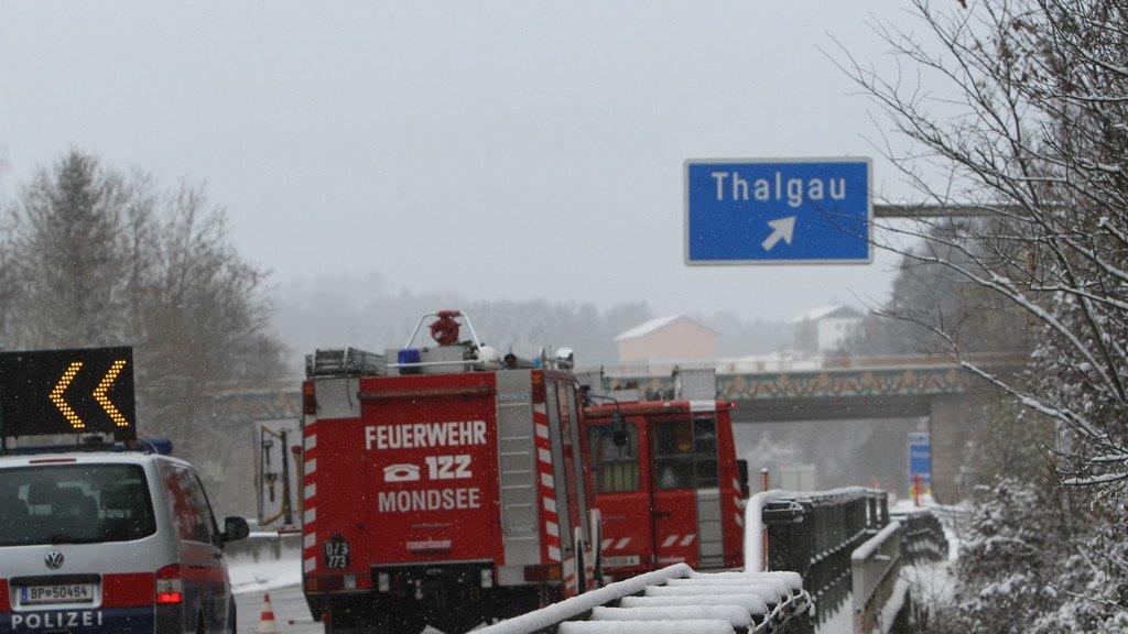 Lkw landet im Straßengraben