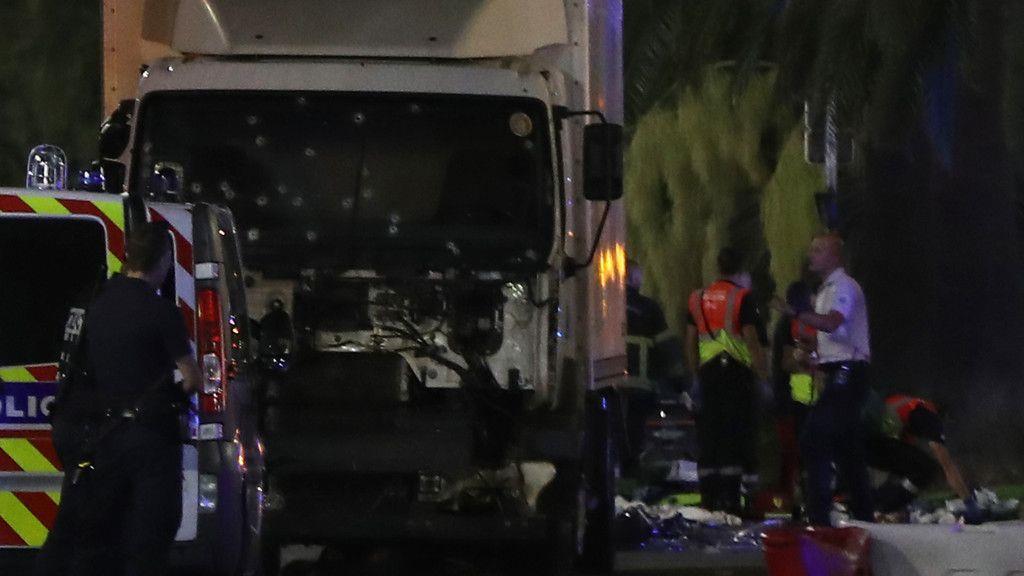 Lkw rast in  Nizza in Menschenmenge