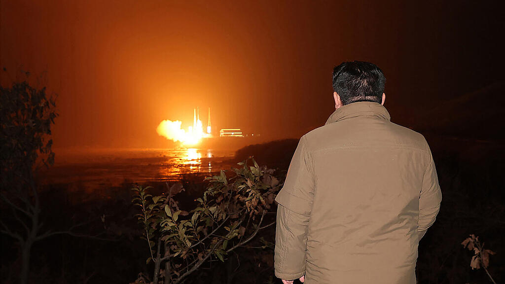 Kim Jong-un beobachtet den Raketenstart