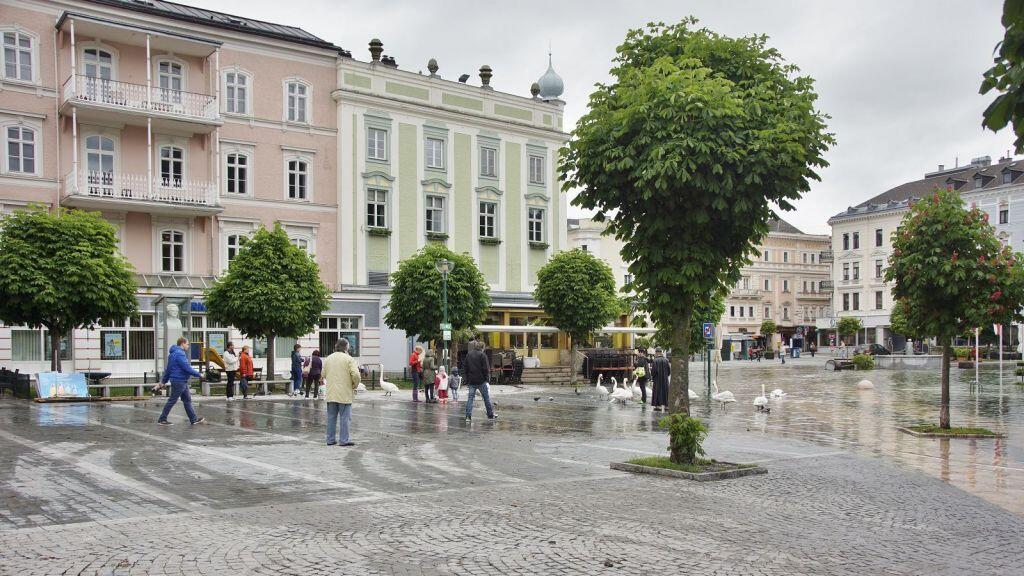 Die Lage in Gmunden entspannt sich, das Wasser reicht noch bis zum Rathausplatz.