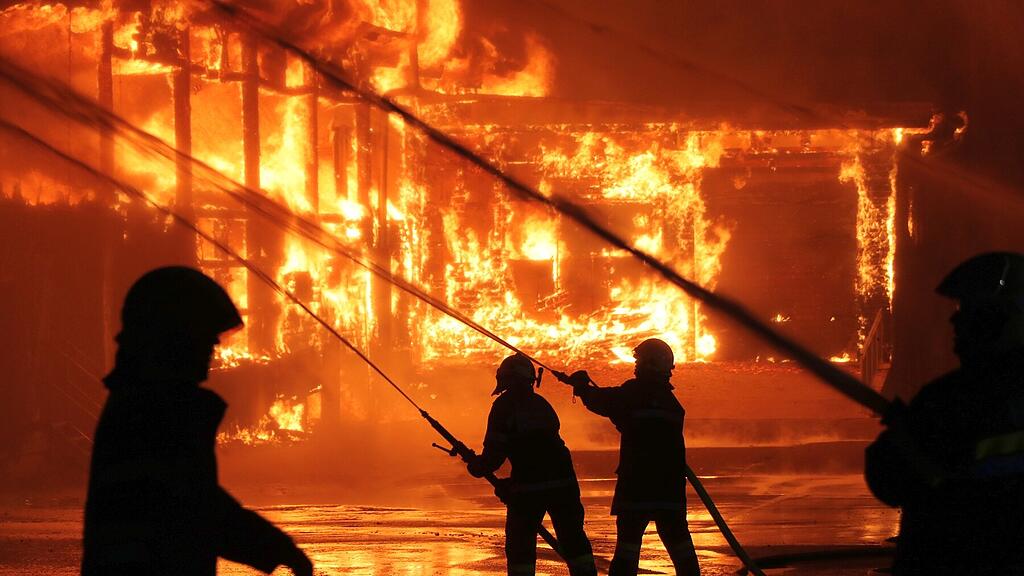 Steiermark: Brand in alter Sägewerkshalle