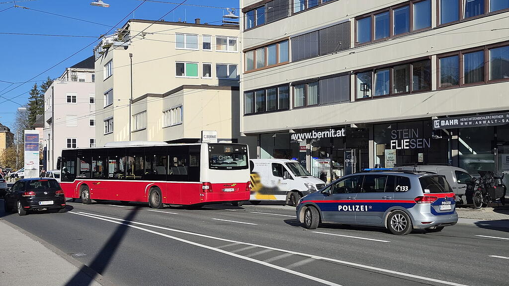 Auffahrunfall zwischen Albus und Lieferwagen