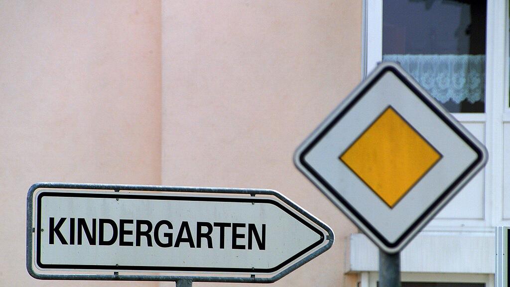 Das Mädchen wurde von dem Fremden mit einem Stein beworfen.