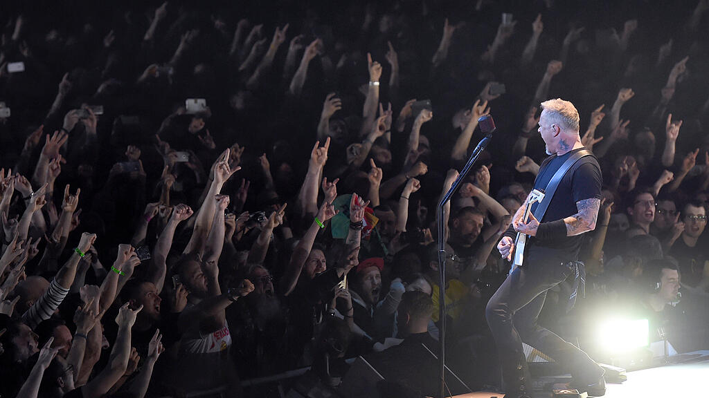 James Hetfield rockt - die Menge jubelt.
