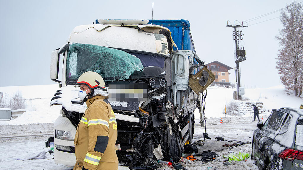 Unfall Henndorf, B1, Lkw vs. Pkw