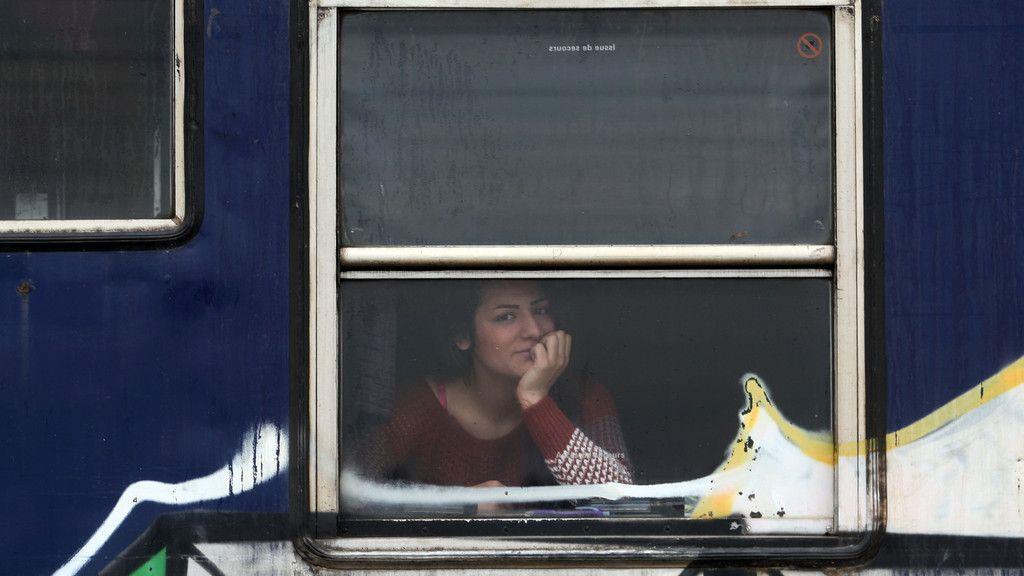 Flüchtlinge besetzen Bahnschienen bei Idomeni erneut