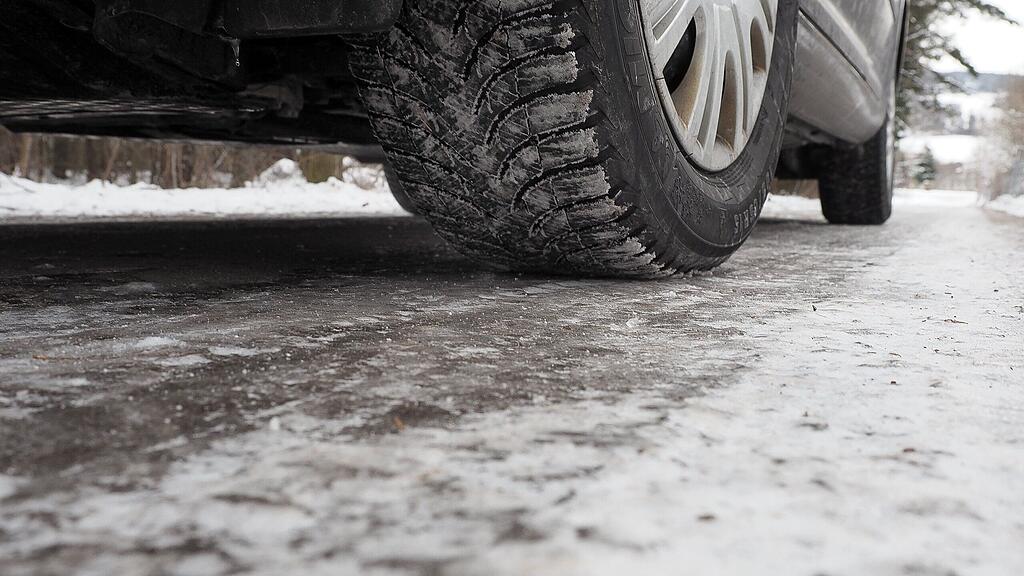 Der Unbekannte hat an zehn Autos jeweils einen Reifen zerstochen.