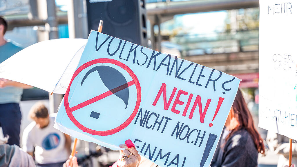 Demo "Zusammenhalten statt spalten" in der Stadt Salzburg