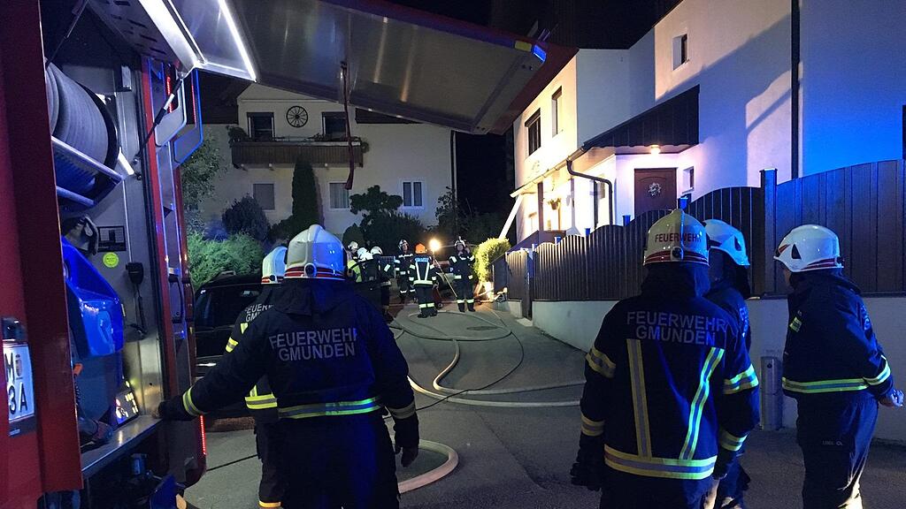 Die Gmundner Feuerwehr eilte der 70-Jährigen zu Hilfe.