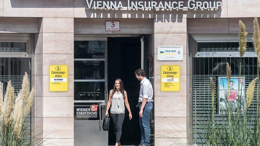 Angela und Philipp bei der Arbeit