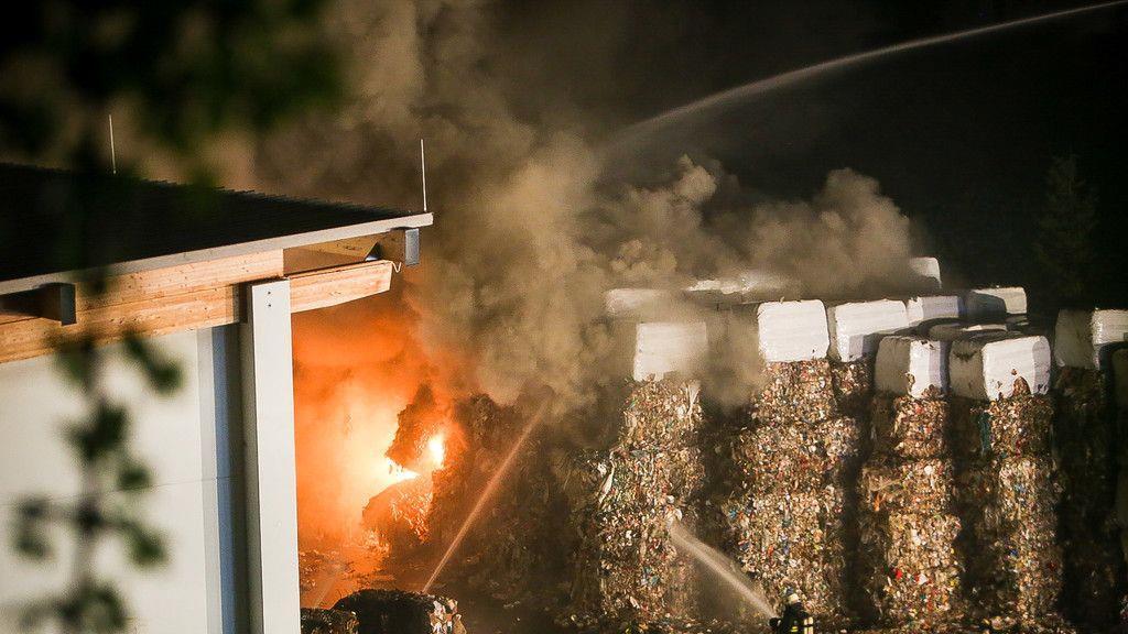 Brand in Müllentsorgungsfirma in St. Pantaleon I