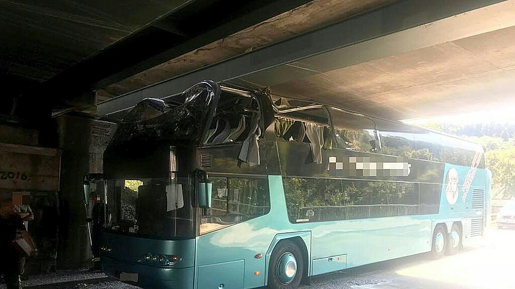 Das Dach des Buses wurde aufgerissen.