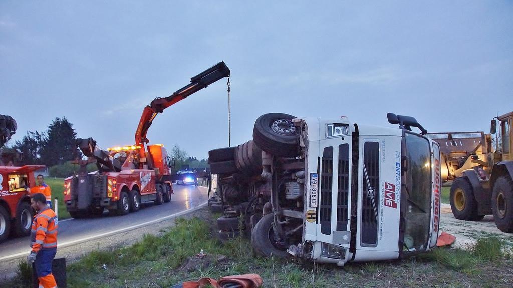 Lkw kippt auf A1 um