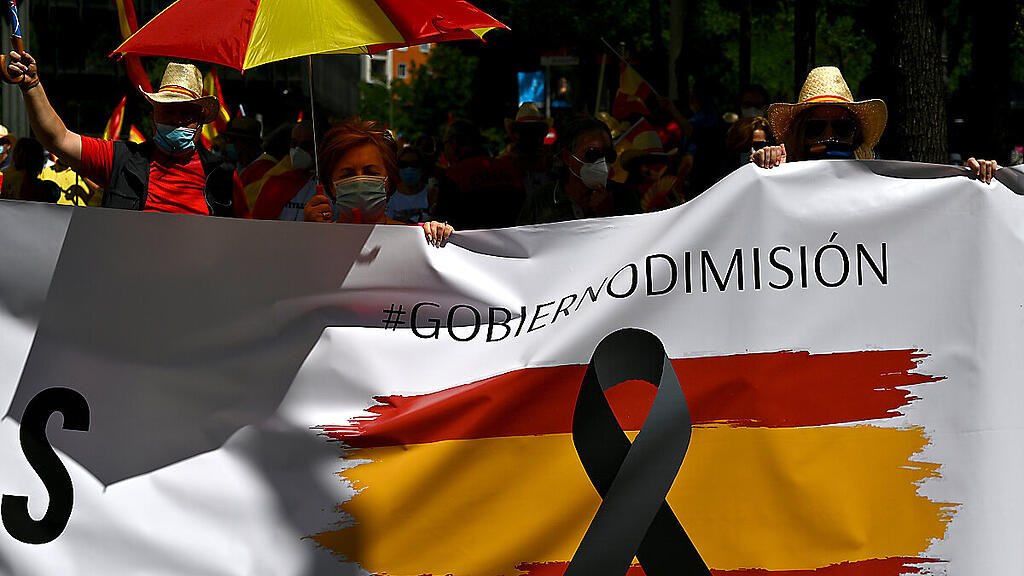 Menschen weisen auf die Notlage in Spanien hin