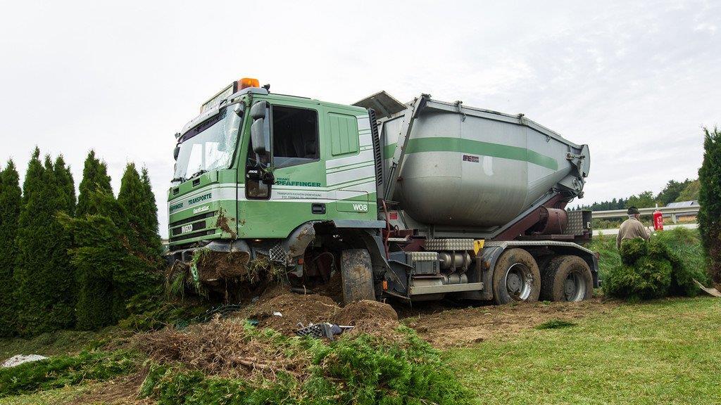 Lkw landet in Garten