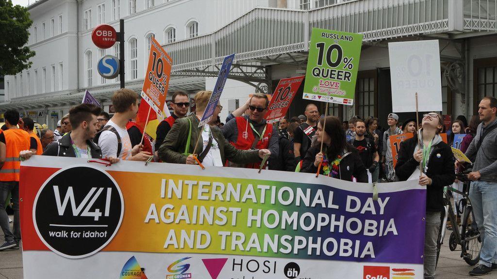 250 Personen bei Walk4IDAHOT in Salzburg