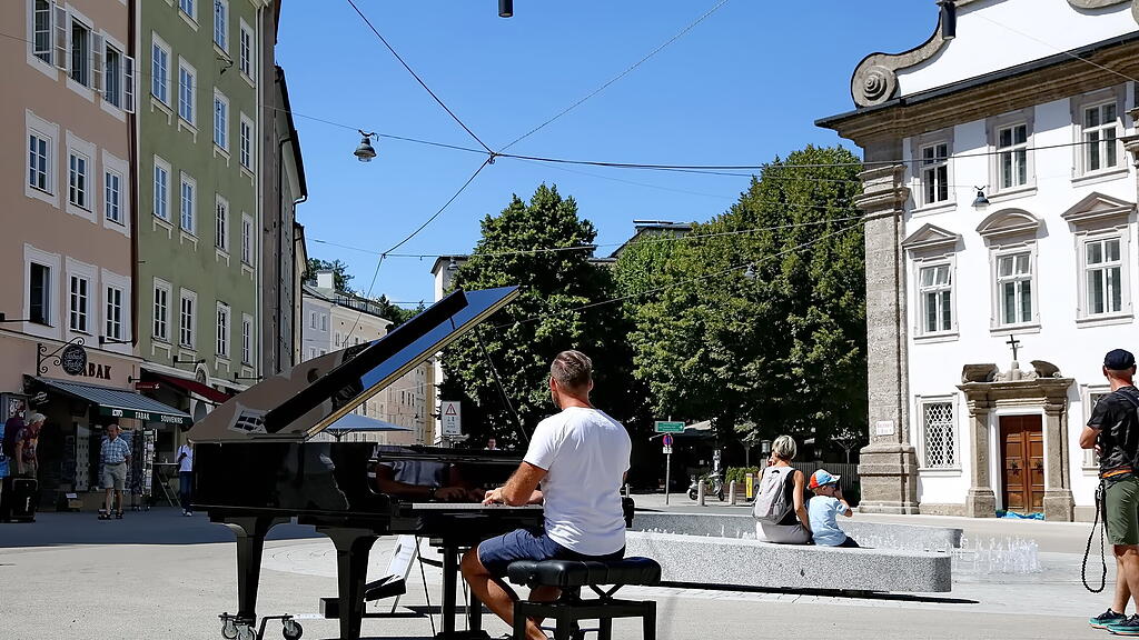 Open Piano am Salzburger Kajetanerplatz