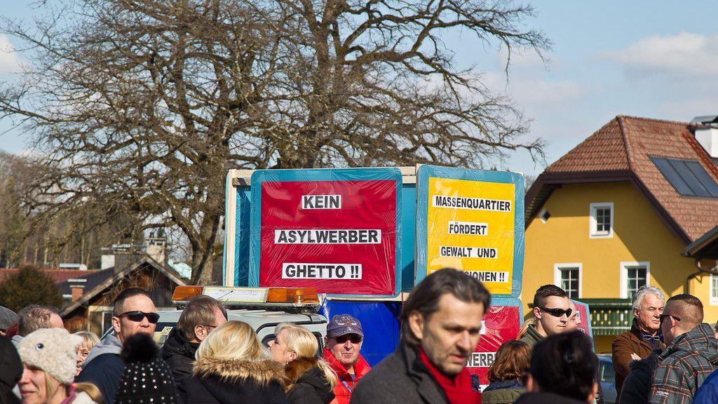 200 Personen demonstrieren gegen Asyl-Großquartier in Straniakstraße
