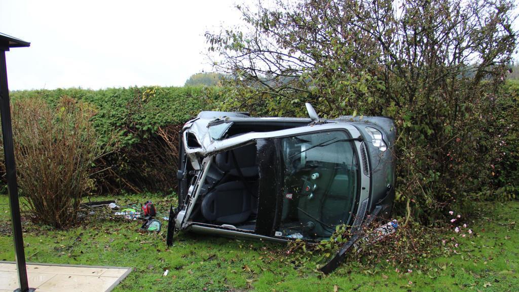 Auto schleudert in Garten