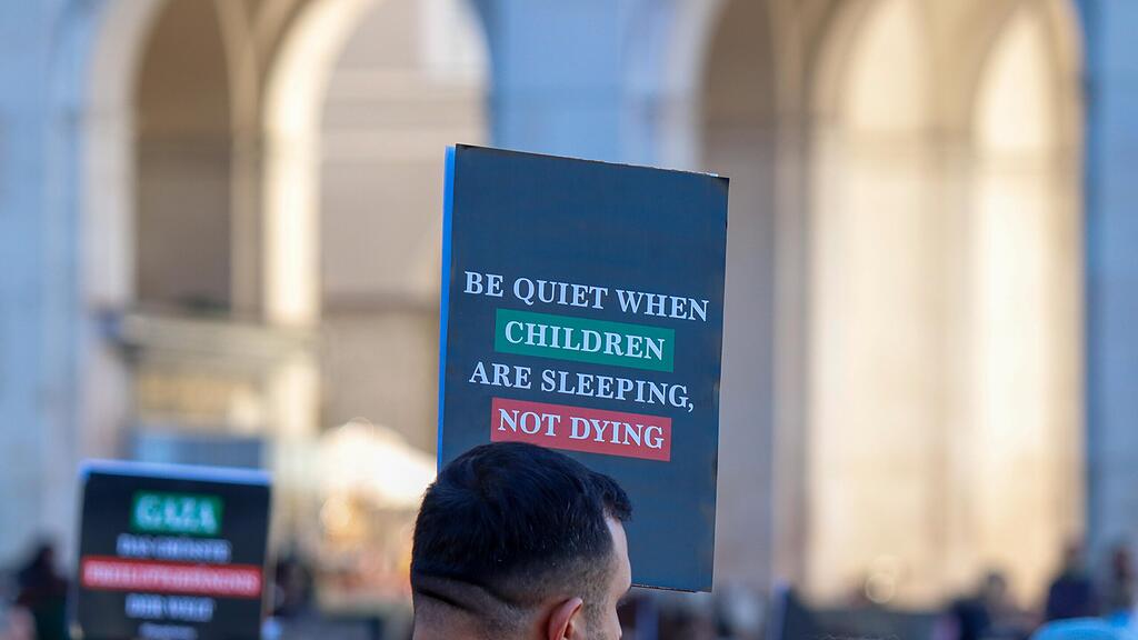 Demo in Salzburg f\u00fcr Bewohner von Gaza