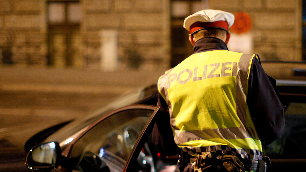 Polizeikontrolle, Fahrzeugkontrolle, Alkomat, Alkotest, Polizei, Polizist, Nacht, SB